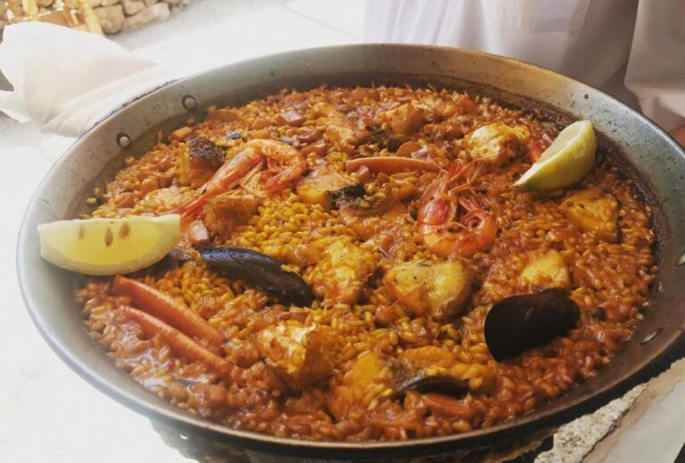 Paella de marisco en el Restaurante Capri en Es Pujols en Formentera.