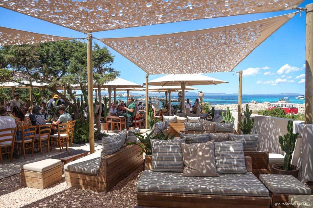 Terraza con vistas al mar en Es Pujols del Restauarnte ChezzGerdi en Formentera
